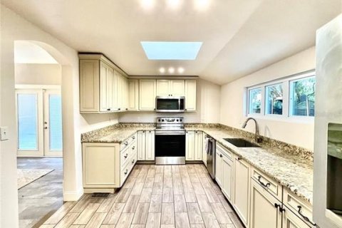 Villa ou maison à louer à Palm Harbor, Floride: 5 chambres, 296.92 m2 № 1717171 - photo 18