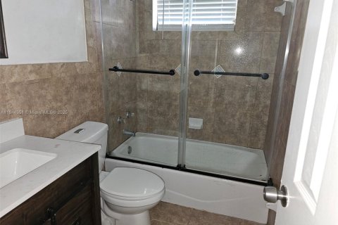Villa ou maison à louer à Hollywood, Floride: 2 chambres, 83.61 m2 № 1781867 - photo 11