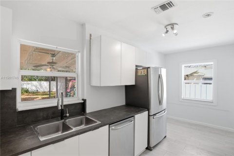 Купить виллу или дом в Майами, Флорида 2 спальни, 95.32м2, № 2051844 - фото 15