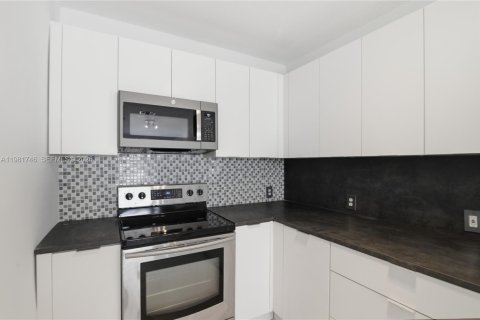 Купить виллу или дом в Майами, Флорида 2 спальни, 95.32м2, № 2051844 - фото 16