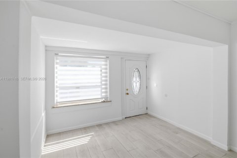 Купить виллу или дом в Майами, Флорида 2 спальни, 95.32м2, № 2051844 - фото 4