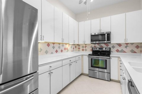 Condo in Sun City Center, Florida, 3 bedrooms  № 2309074 - photo 13