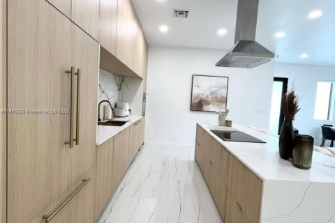 House in Dania Beach, Florida 4 bedrooms, 185.8 sq.m. № 1972005 - photo 5