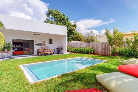 House in Dania Beach, Florida 4 bedrooms, 185.8 sq.m. № 1972005 - photo 1