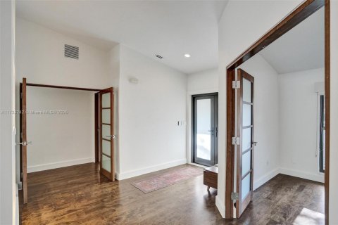 Casa en venta en Miami, Florida, 4 dormitorios, 243.4 m2 № 1482448 - foto 15
