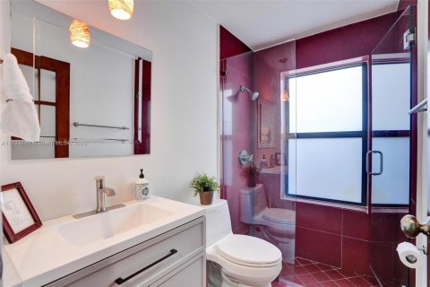 Casa en venta en Miami, Florida, 4 dormitorios, 243.4 m2 № 1482448 - foto 25