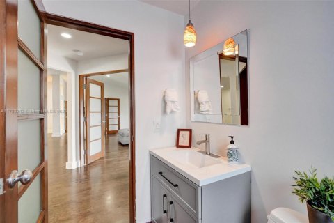 Casa en venta en Miami, Florida, 4 dormitorios, 243.4 m2 № 1482448 - foto 24