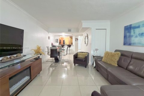 Touwnhouse à vendre à Miami, Floride: 3 chambres, 121.7 m2 № 2169758 - photo 12