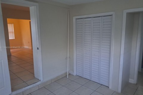 Propiedad comercial en venta en Miami, Florida, 123.37 m2 № 1893523 - foto 1