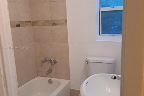 Propiedad comercial en venta en Miami, Florida, 123.37 m2 № 1893523 - foto 13