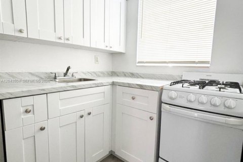 Propiedad comercial en venta en Miami Beach, Florida № 2168068 - foto 10