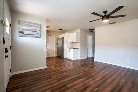House in Saint Petersburg, Florida 2 bedrooms, 69.49 sq.m. № 1902157 - photo 3