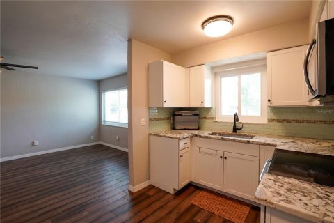 House in Saint Petersburg, Florida 2 bedrooms, 69.49 sq.m. № 1902157 - photo 6