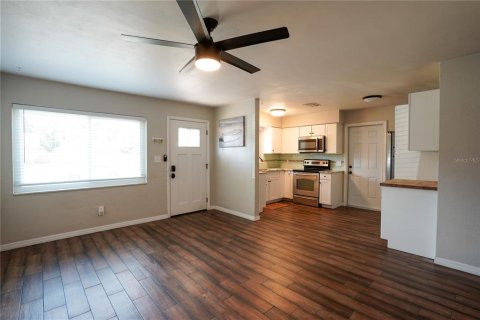 House in Saint Petersburg, Florida 2 bedrooms, 69.49 sq.m. № 1902157 - photo 2