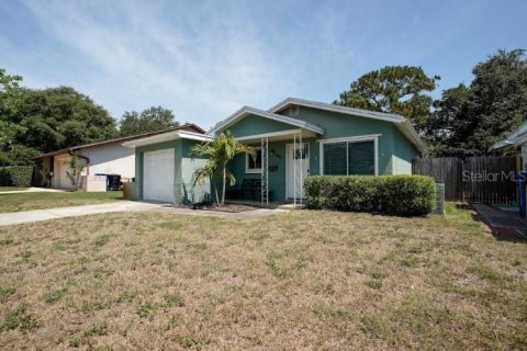 House in Saint Petersburg, Florida 2 bedrooms, 69.49 sq.m. № 1902157 - photo 1