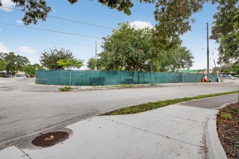 Купить коммерческую недвижимость в Майами, Флорида № 2020509 - фото 16