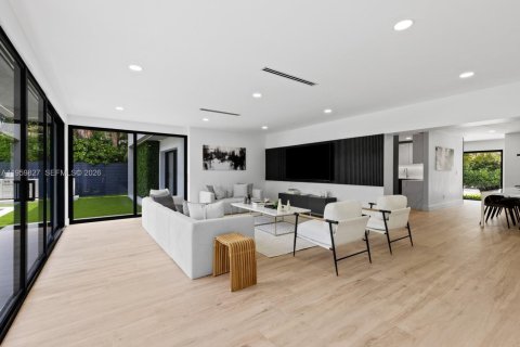 Villa ou maison à vendre à Miami, Floride: 5 chambres, 322.93 m2 № 2024406 - photo 28