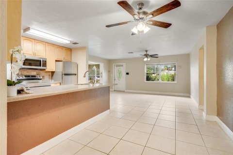 House in Merrit Island, Florida 3 bedrooms, 180.04 sq.m. № 1849812 - photo 12