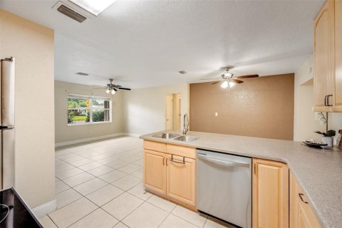House in Merrit Island, Florida 3 bedrooms, 180.04 sq.m. № 1849812 - photo 11