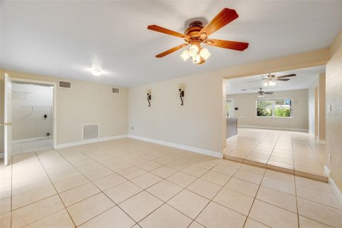 House in Merrit Island, Florida 3 bedrooms, 180.04 sq.m. № 1849812 - photo 15