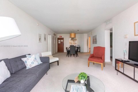 Condo in Hollywood, Florida, 2 bedrooms  № 1788401 - photo 1