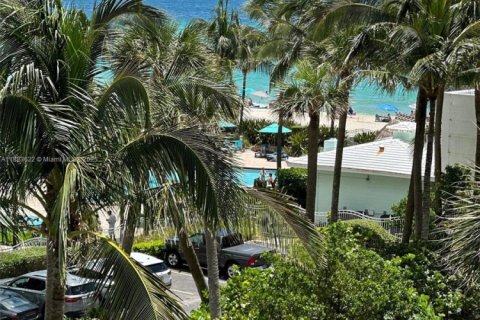 Condo in Hollywood, Florida, 2 bedrooms  № 1788401 - photo 11