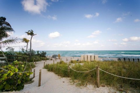 Condo in Hollywood, Florida, 2 bedrooms  № 1788401 - photo 12