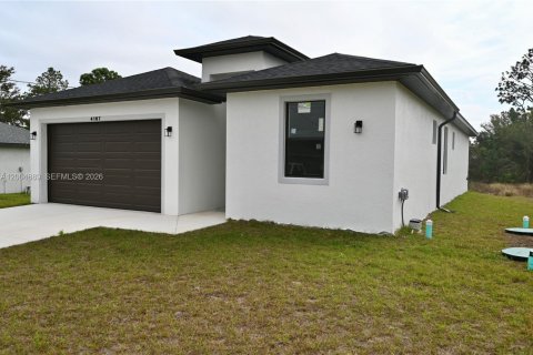 House in Lehigh Acres, Florida 3 bedrooms № 2068880 - photo 3