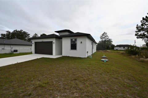 House in Lehigh Acres, Florida 3 bedrooms № 2068880 - photo 2