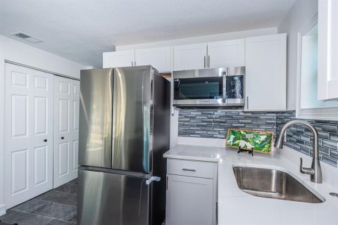 House in Saint Petersburg, Florida 2 bedrooms, 122.26 sq.m. № 1719584 - photo 8