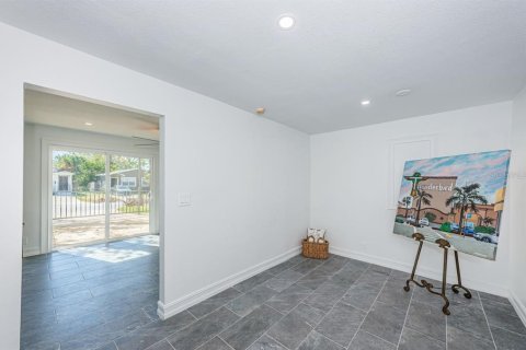 House in Saint Petersburg, Florida 2 bedrooms, 122.26 sq.m. № 1719584 - photo 13