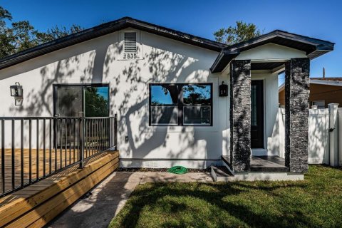 House in Saint Petersburg, Florida 2 bedrooms, 122.26 sq.m. № 1719584 - photo 1