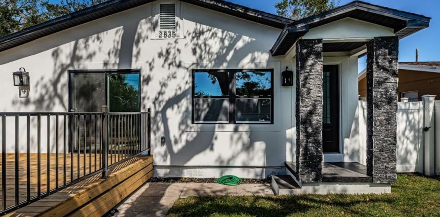 House in Saint Petersburg, Florida 2 bedrooms, 122.26 sq.m. № 1719584