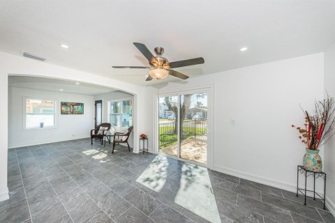 House in Saint Petersburg, Florida 2 bedrooms, 122.26 sq.m. № 1719584 - photo 16
