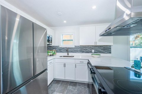 House in Saint Petersburg, Florida 2 bedrooms, 122.26 sq.m. № 1719584 - photo 5