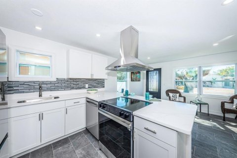 House in Saint Petersburg, Florida 2 bedrooms, 122.26 sq.m. № 1719584 - photo 4