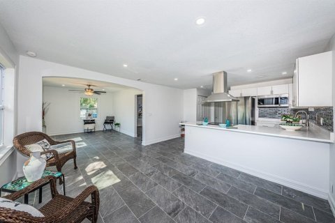 House in Saint Petersburg, Florida 2 bedrooms, 122.26 sq.m. № 1719584 - photo 9