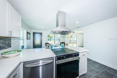 House in Saint Petersburg, Florida 2 bedrooms, 122.26 sq.m. № 1719584 - photo 7