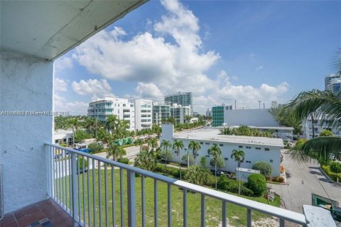 Снять в аренду кондоминиум в Майами-Бич, Флорида 1 спальня, 70.61м2, № 1948152 - фото 2