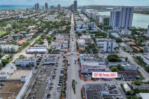 Condominio en alquiler en Miami Beach, Florida, 4 dormitorios, 170.01 m2 № 1996920 - foto 28