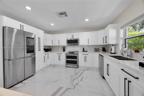 Casa en venta en Hollywood, Florida, 3 dormitorios, 160.35 m2 № 1938602 - foto 18