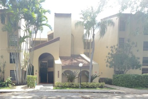 Condominio en alquiler en Miami, Florida, 2 dormitorios, 111.48 m2 № 1993946 - foto 1