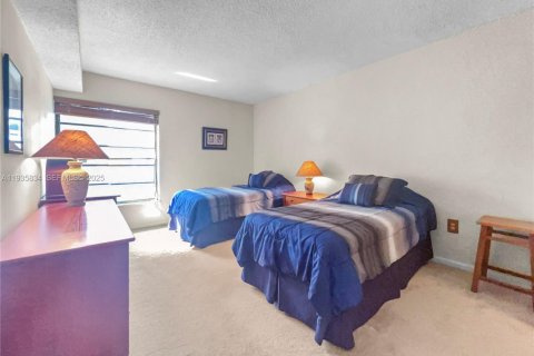 Condominio en alquiler en Miami, Florida, 2 dormitorios, 111.48 m2 № 1993946 - foto 13