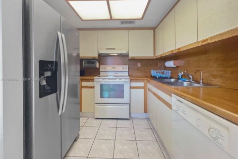 Condominio en alquiler en Miami, Florida, 2 dormitorios, 111.48 m2 № 1993946 - foto 6