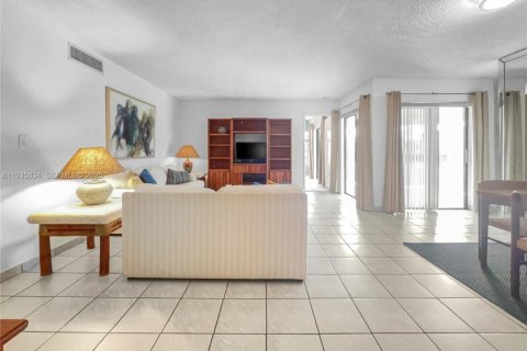 Condominio en alquiler en Miami, Florida, 2 dormitorios, 111.48 m2 № 1993946 - foto 4