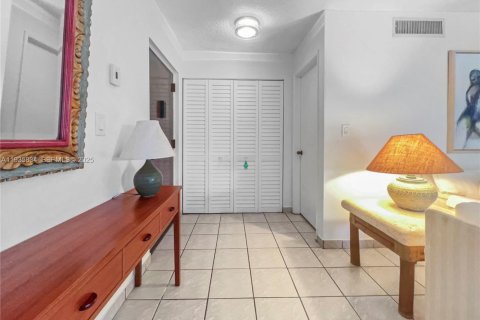 Condominio en alquiler en Miami, Florida, 2 dormitorios, 111.48 m2 № 1993946 - foto 2