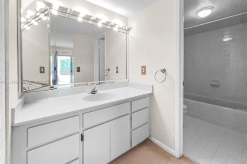 Condominio en alquiler en Miami, Florida, 2 dormitorios, 111.48 m2 № 1993946 - foto 10