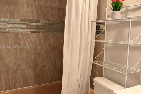 Copropriété à vendre à Hallandale Beach, Floride: 2 chambres, 89.65 m2 № 1976680 - photo 18