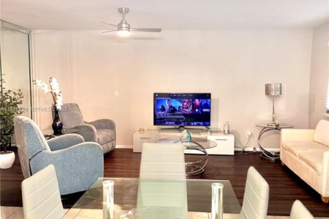 Copropriété à vendre à Hallandale Beach, Floride: 2 chambres, 89.65 m2 № 1976680 - photo 1