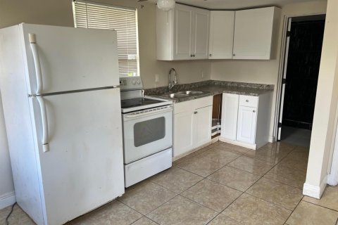 Casa en alquiler en Miami, Florida, 2 dormitorios, 58.34 m2 № 2147248 - foto 3